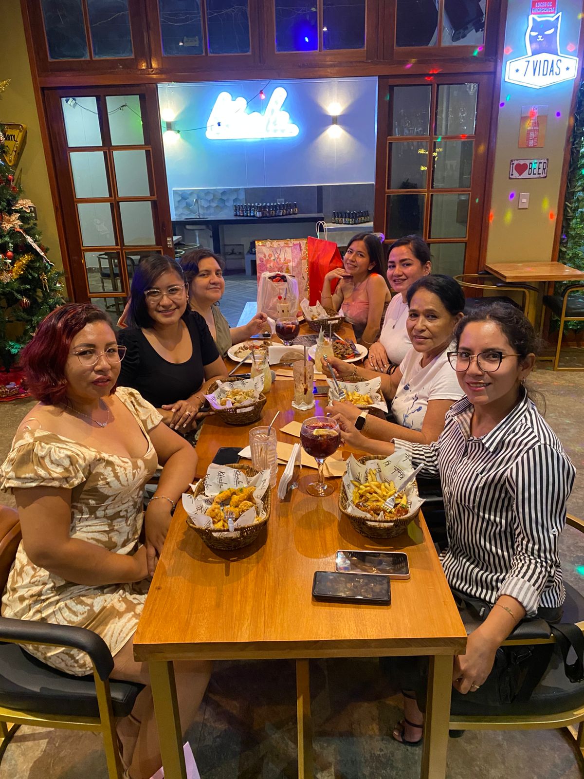 Marvi con sus compañeras